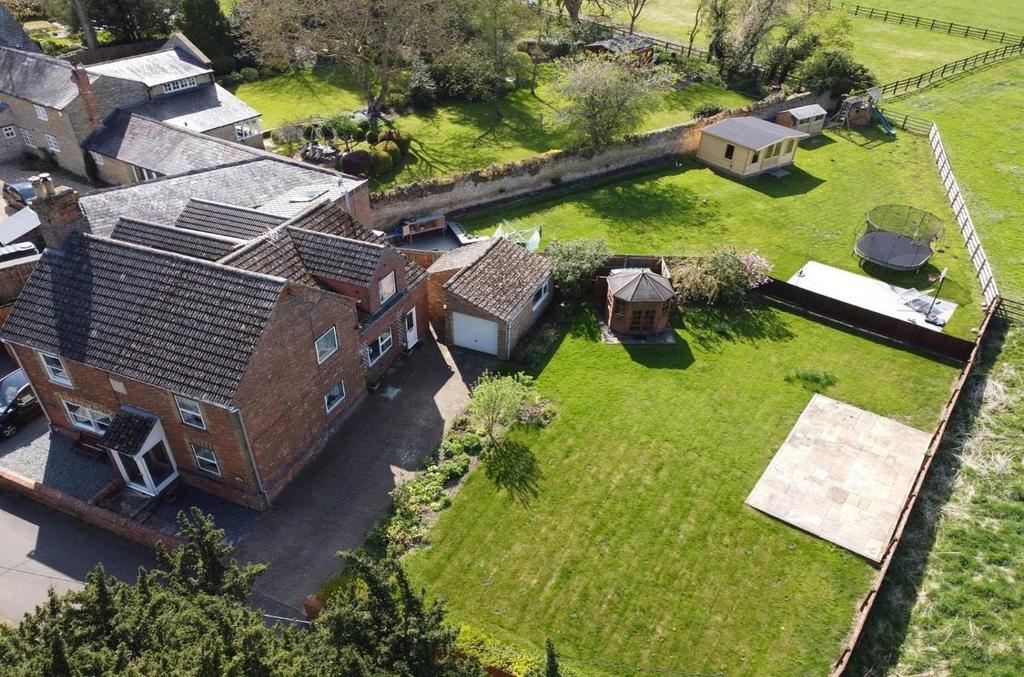 Newton Blossomville, Bedford, MK43 3 bed semidetached house £400,000