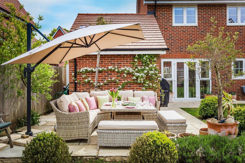 Longhurst Avenue, Cranleigh 3 bed detached house £600,000