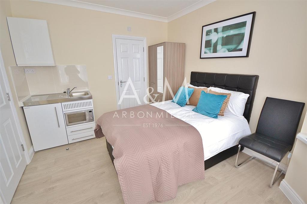 Ascot Close, Hainault Studio £795 pcm (£183 pw)