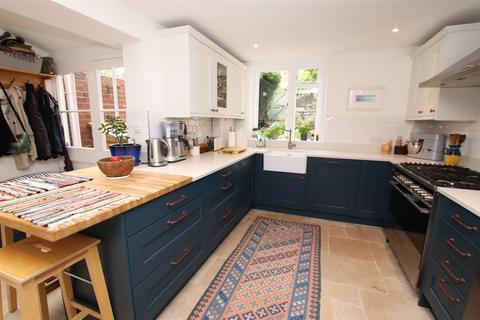 12 Abbots Road, Exeter, EX4 7AN