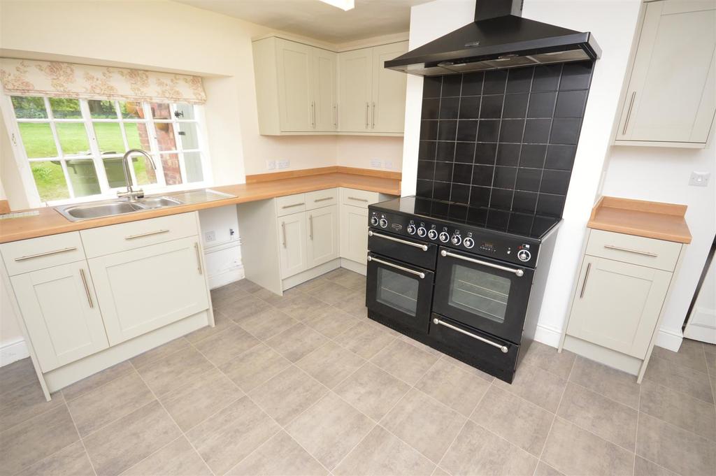 Hackthorn, Lincoln 3 bed detached house £1,200 pcm (£277 pw)