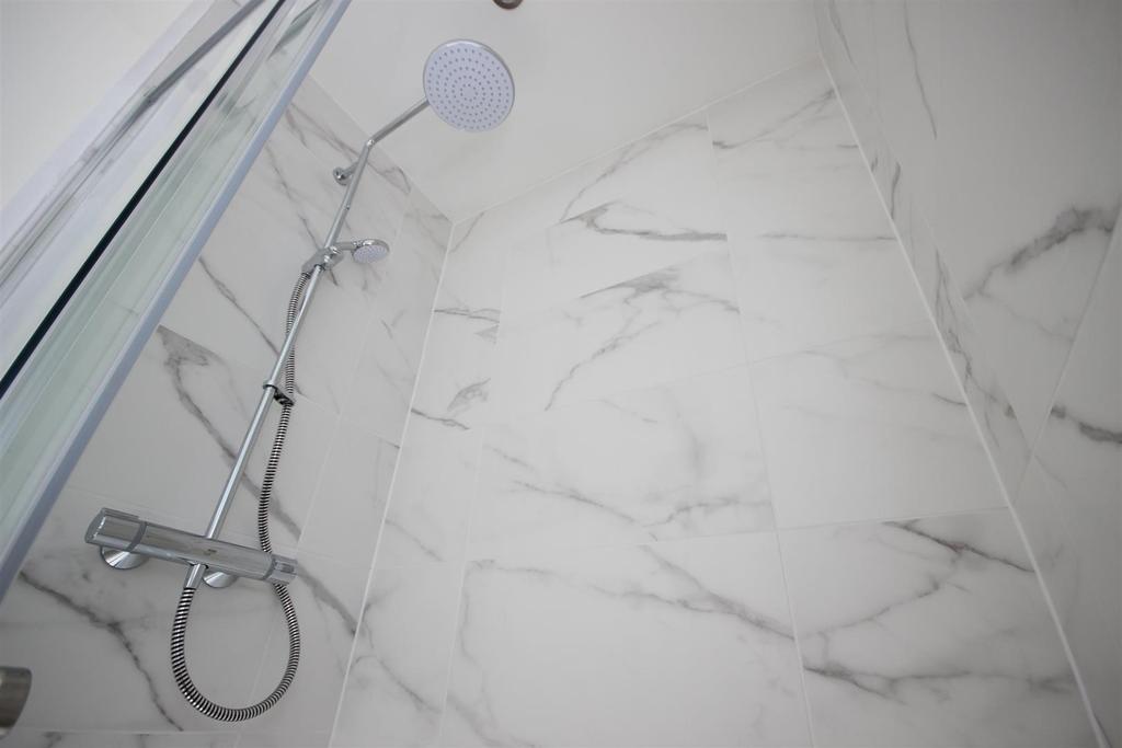 Ensuite 2.JPG