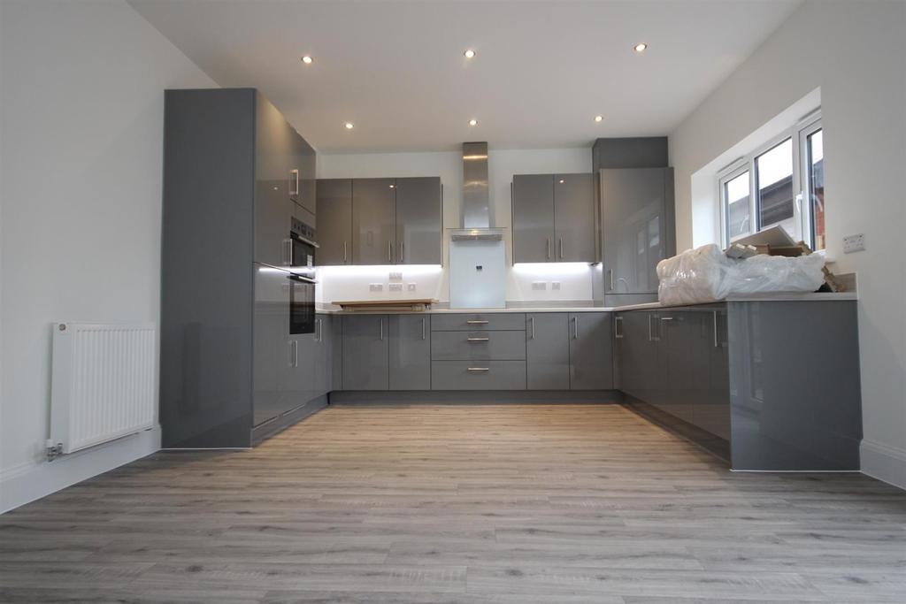 Kitchen 1.jpg