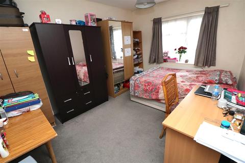 20 Acorn Grove, Ruislip, HA4 6PL