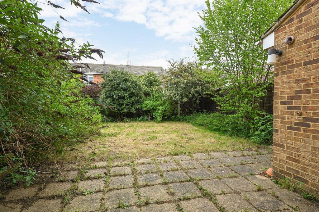 Lindley Road, WaltonOnThames 3 bed semidetached house £539,950