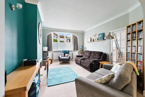 9 Stoneleigh Avenue, Worcester Park, KT4 8XX