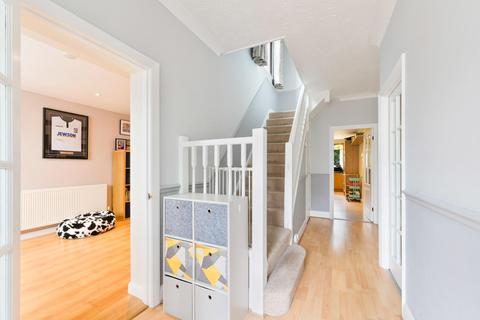 9 Stoneleigh Avenue, Worcester Park, KT4 8XX