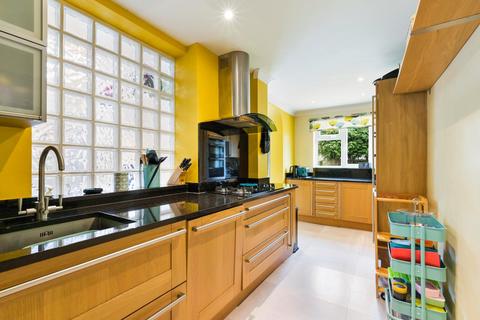 9 Stoneleigh Avenue, Worcester Park, KT4 8XX