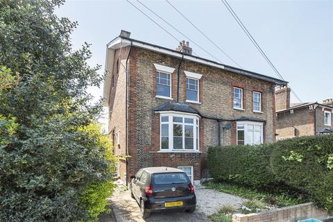 6c Manor Drive, Surbiton, KT5 8NE