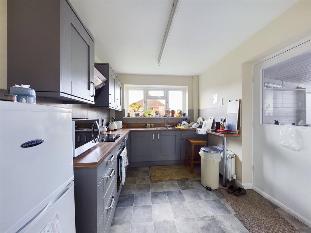 Pelham Crescent, Churchdown... 3 bed semidetached house £1,100 pcm