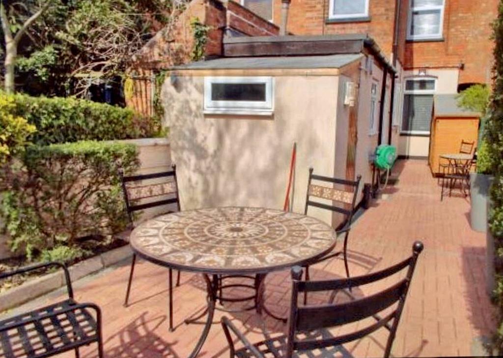 Ivy Road, Leicester LE3 3 bed terraced house £215,000