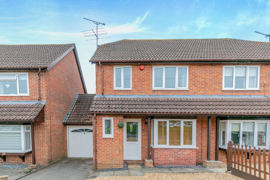 Swallowfields, Andover, SP10 3 bed semidetached house £1,200 pcm (£