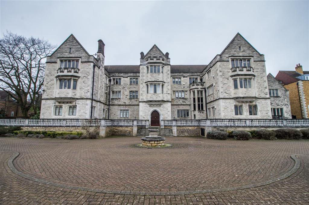 Queensmere House, 16 Royal Close, Wimbledon Village 2 bed apartment £