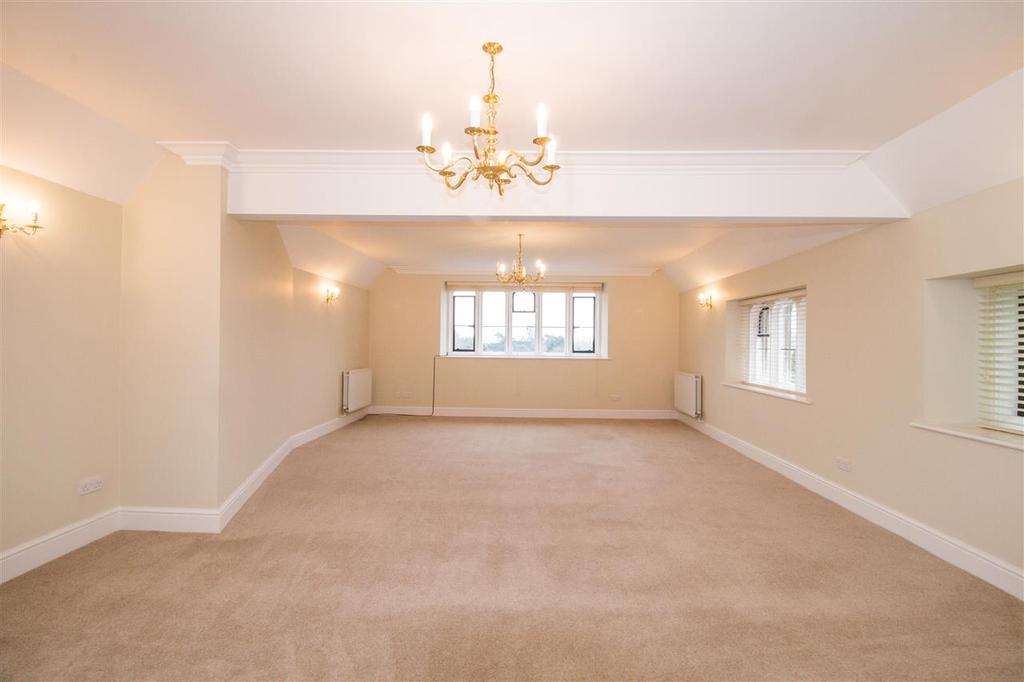 Queensmere House, 16 Royal Close, Wimbledon Village 2 bed apartment £