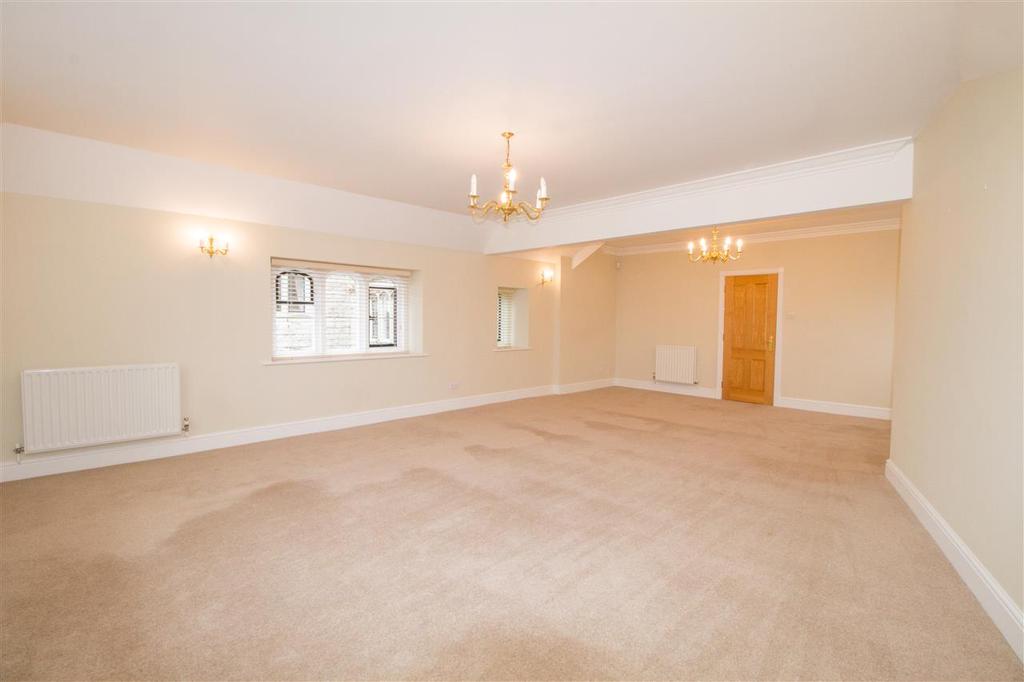 Queensmere House, 16 Royal Close, Wimbledon Village 2 bed apartment £