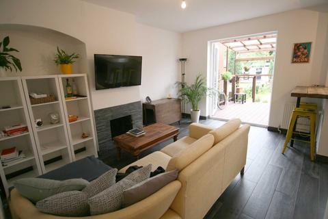 3 bedroom terraced house to rent - Valence Wood Road, Dagenham, RM8