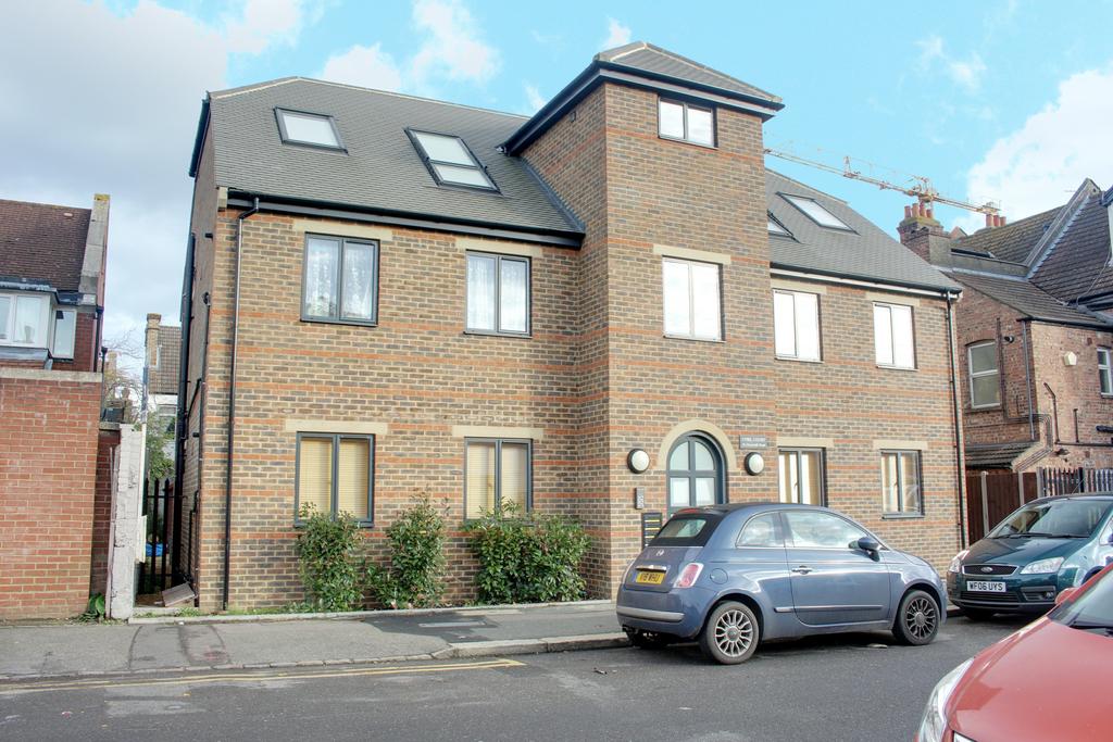 Churchill Road, South Croydon Cr2 1 Bed Flat - £975 Pcm (£225 Pw)