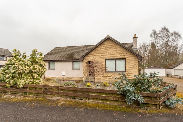 Meigle Road, Alyth PH11 3 bed detached house £250,000