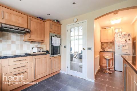 11 Fairlawn, Swindon, SN3 6ET