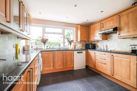 11 Fairlawn, Swindon, SN3 6ET