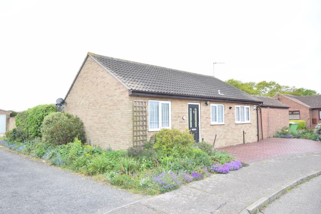 ClactononSea 2 bed detached bungalow £330,000