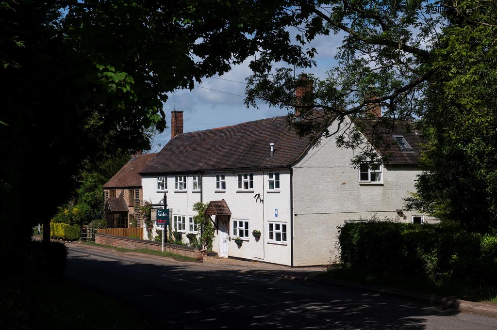 Stratford Road, Loxley, Warwick... 4 bed village house £700,000