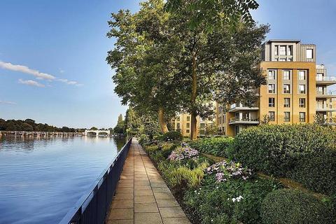 3 bedroom flat for sale, Pinewood Gardens, Teddington, TW11