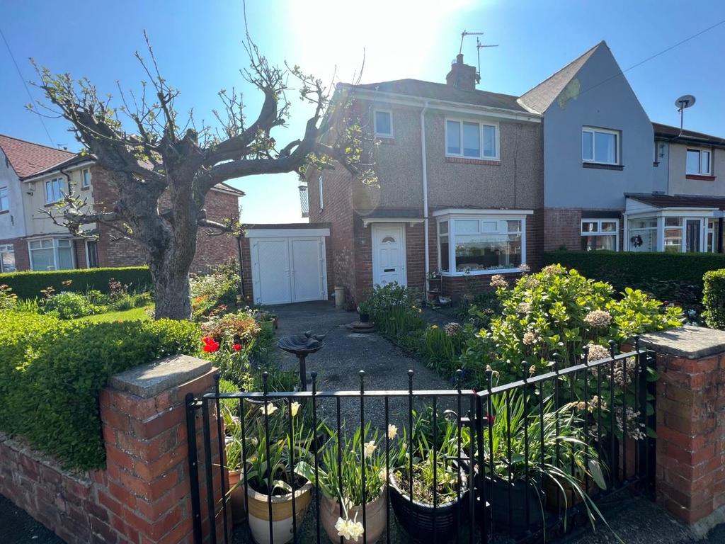 Balkwell Avenue, North Shields, Tyne and Wear, NE29 7JL 3 bed semi