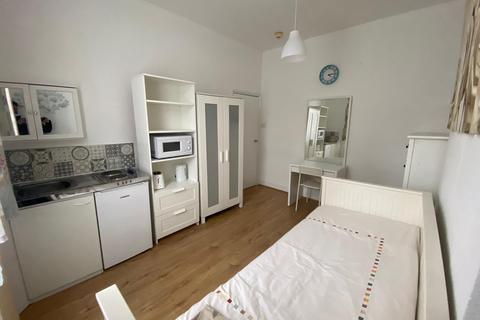 House share to rent, ALL BILLS & WIFI INCLUDED - LOVELY DOUBLE ROOM - FINSBURY PARK - ROCK STREET - N4. PROFESSIONAL TENANTS