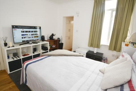 1 bedroom in a house share to rent, Whitehall Gardens, Acton, W3