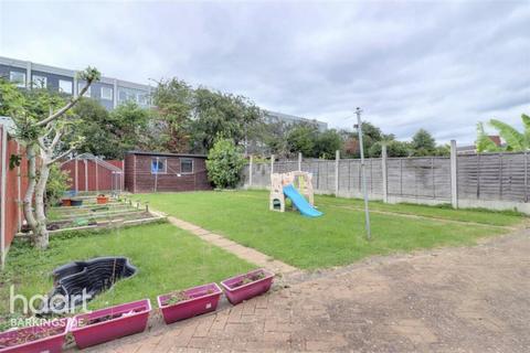 3 bedroom bungalow to rent, Chestnut Grove, Ilford