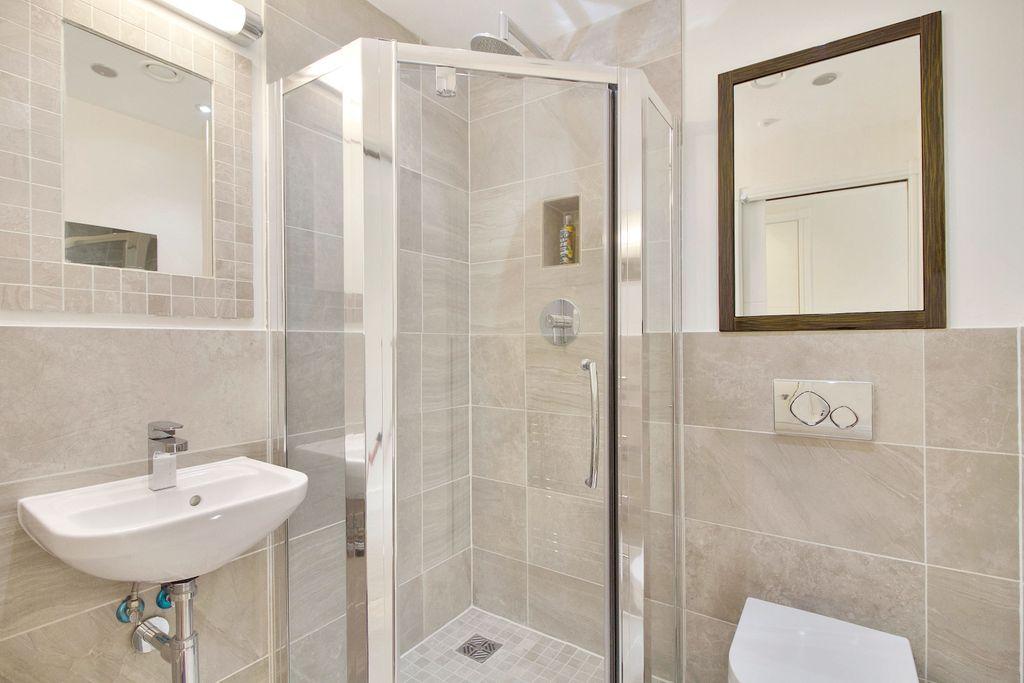 Ensuite to Bed 2