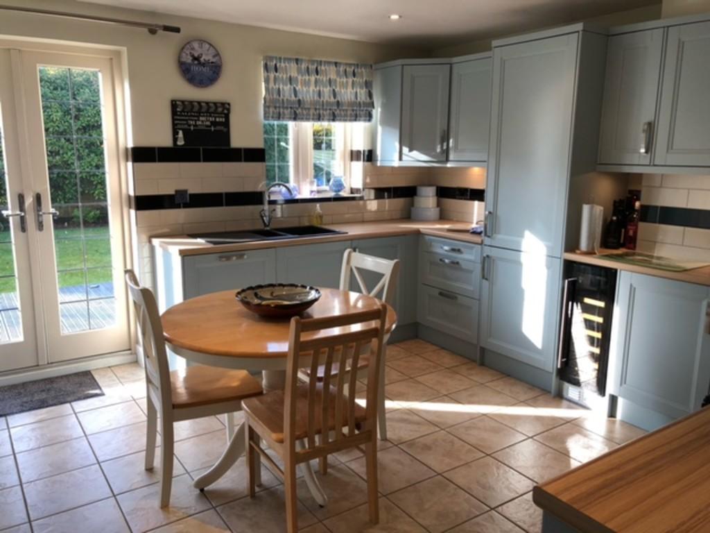 The Wern, Lechlade 3 bed detached house £1,800 pcm (£415 pw)