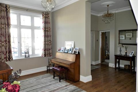 7 Waldegrave Gardens, Upminster, RM14 1UR