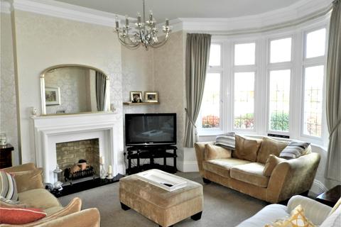7 Waldegrave Gardens, Upminster, RM14 1UR