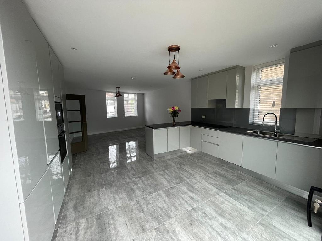 Maida Avenue, Chingford, London 2 bed house £2,600 pcm (£600 pw)