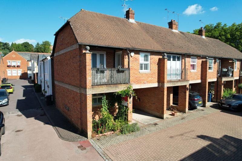 Long Garden Walk, Farnham 2 bed mews £460,000