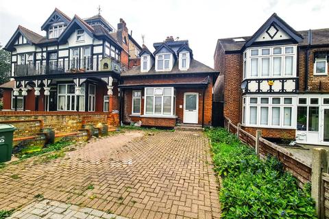 4 bedroom semi-detached house to rent - Whipps Cross Road, Leytonstone E11