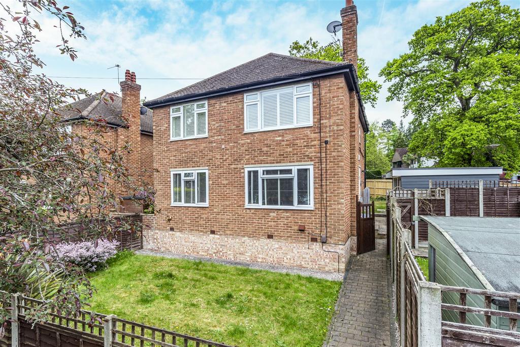Woodlands Avenue, West Byfleet 3 bed £385,000