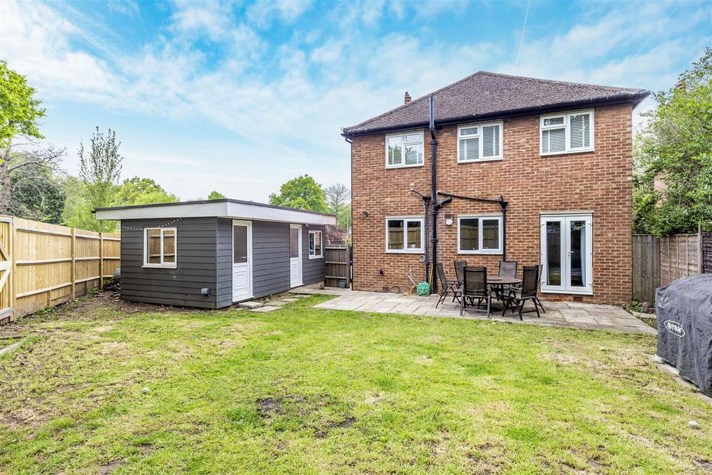 Woodlands Avenue, West Byfleet 3 bed £385,000