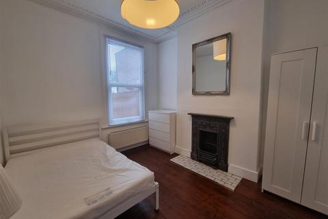 1 bedroom in a house share to rent - Alexandra Road, London