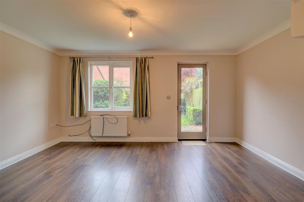Amis Way, Stratford upon Avon 2 bed end of terrace house £895 pcm (£