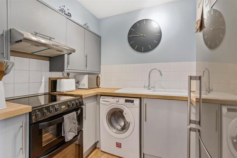 6 Dover Gardens, Carshalton, SM5 2LD