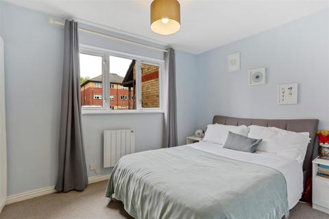 6 Dover Gardens, Carshalton, SM5 2LD