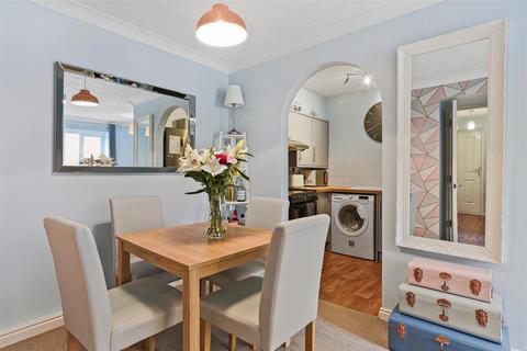 6 Dover Gardens, Carshalton, SM5 2LD