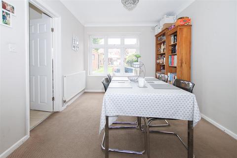 16 Moray Close, Romford, RM1 4YJ