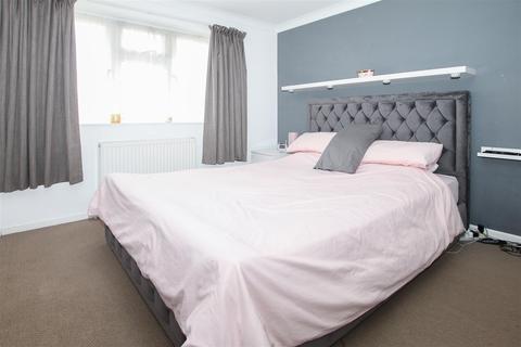 16 Moray Close, Romford, RM1 4YJ