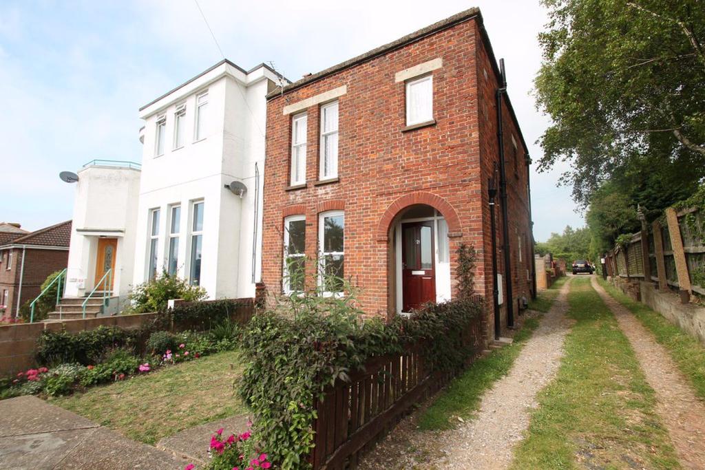 Cambridge Road, East Cowes 1 bed apartment £595 pcm (£137 pw)