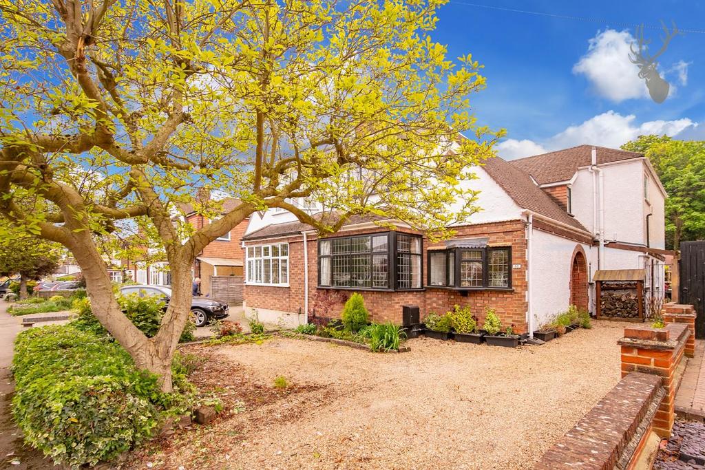 Crescent, Theydon Bois, Epping 3 bed semidetached house £950,000