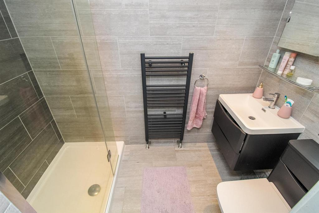 En suite shower room/w.c.